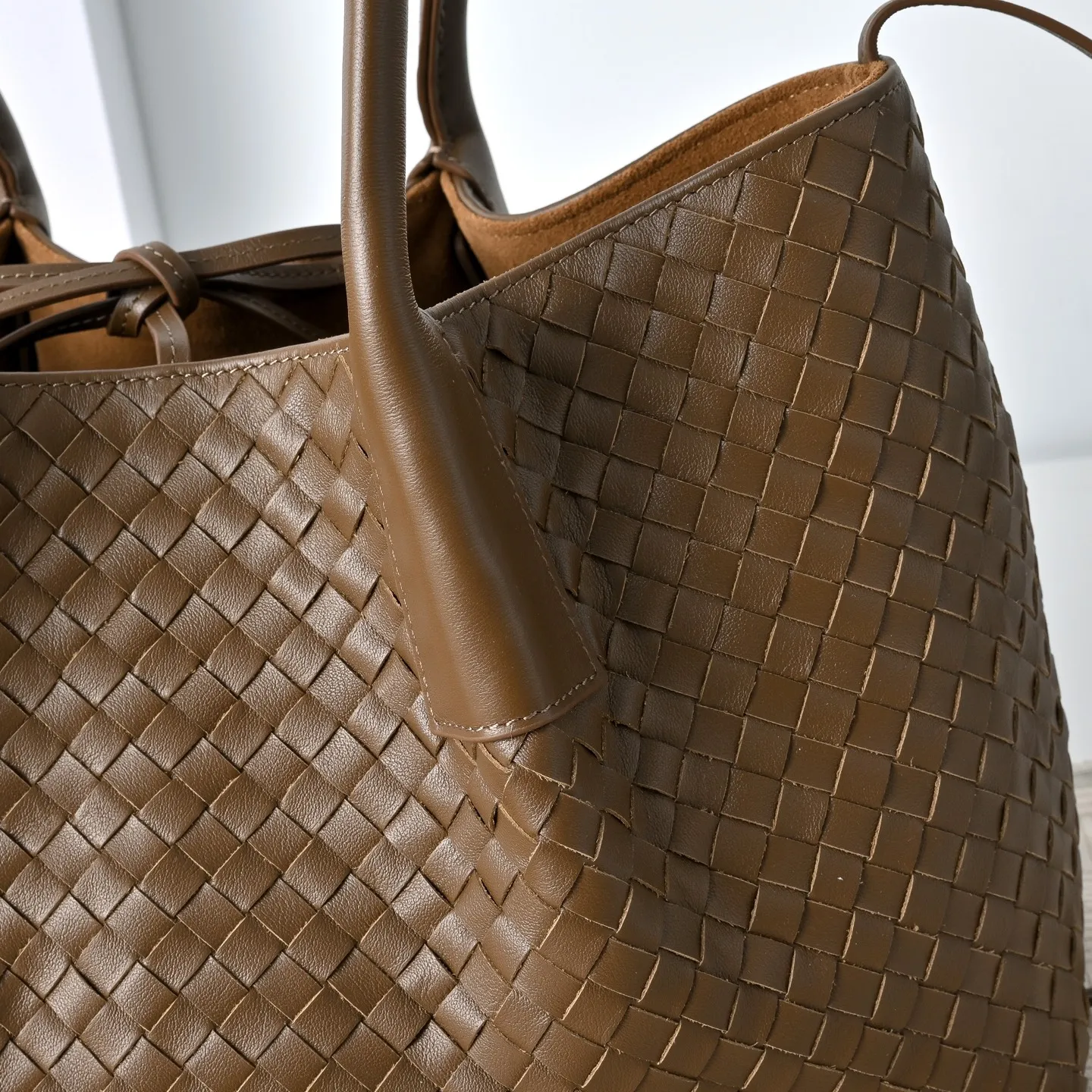 Batch 1860 Bv 2025 early spring series Pinacoteca medium tote handbag. The front is made of classic Intreccia woven cow leather. It is low-key and luxurious. The flip side is made of warm suede. It instantly switches to a lazy and casual style. It has a large interior capacity. It is no pressure to carry a computer for commuting. It is also thoughtfully matched with a small detachable bag. It is full of security. The woven texture is so delicate that you can't put it down. The highlight is that it is super versatile. Come and get your new bag😝 Model: 4371 Size: 34*20*14cm